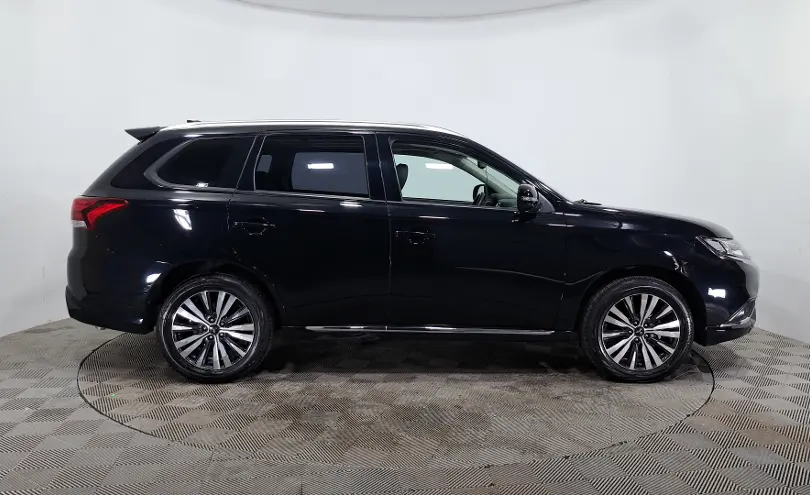 Mitsubishi Outlander 2022 года за 9 910 000 тг. в Алматы фото 4