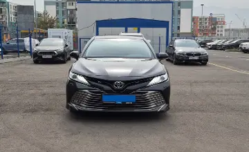 Toyota Camry 2020 года за 13 590 000 тг. в Алматы фото 2
