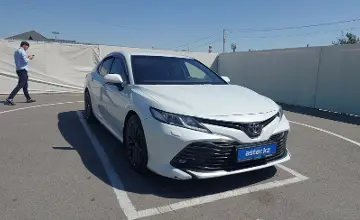 Toyota Camry 2018 года за 9 800 000 тг. в Шымкент фото 2