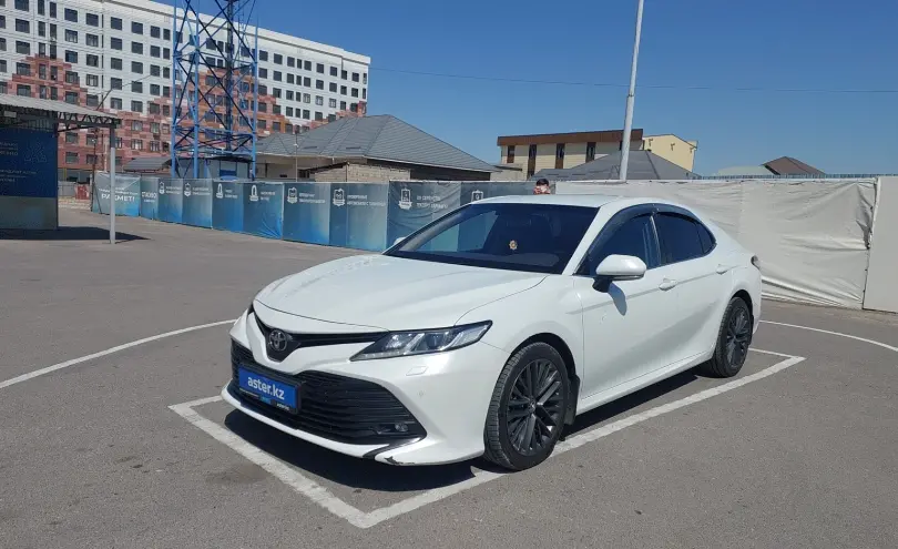 Toyota Camry 2018 года за 9 800 000 тг. в Шымкент