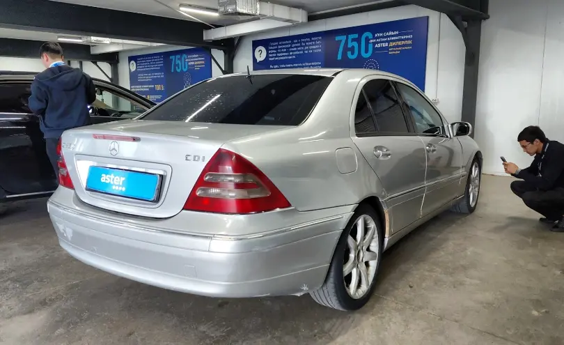 Mercedes-Benz C-Класс 2002 года за 2 000 000 тг. в Астана фото 3