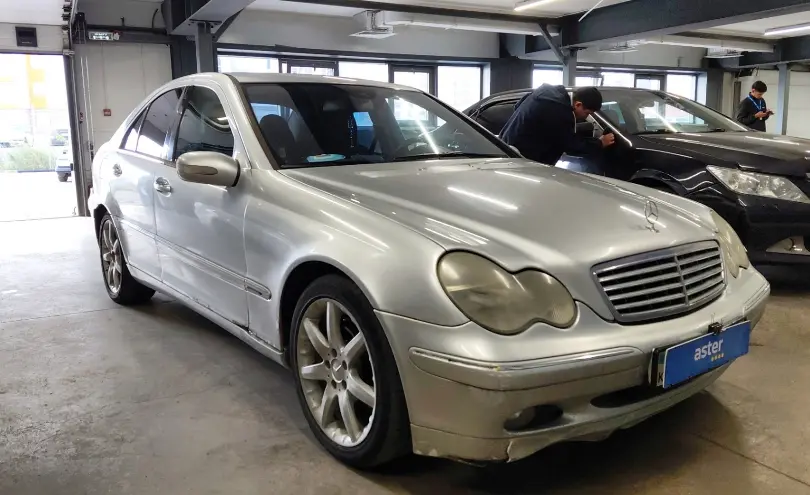 Mercedes-Benz C-Класс 2002 года за 2 000 000 тг. в Астана фото 2