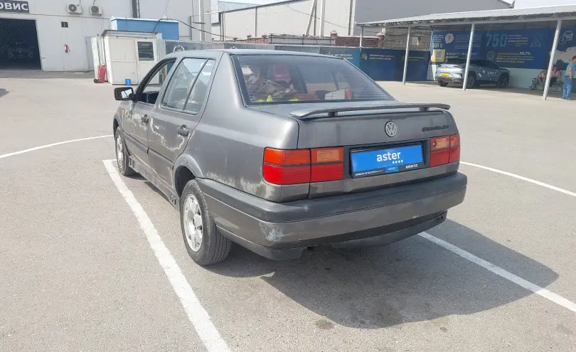 Volkswagen Vento 1993 года за 1 100 000 тг. в Шымкент фото 4