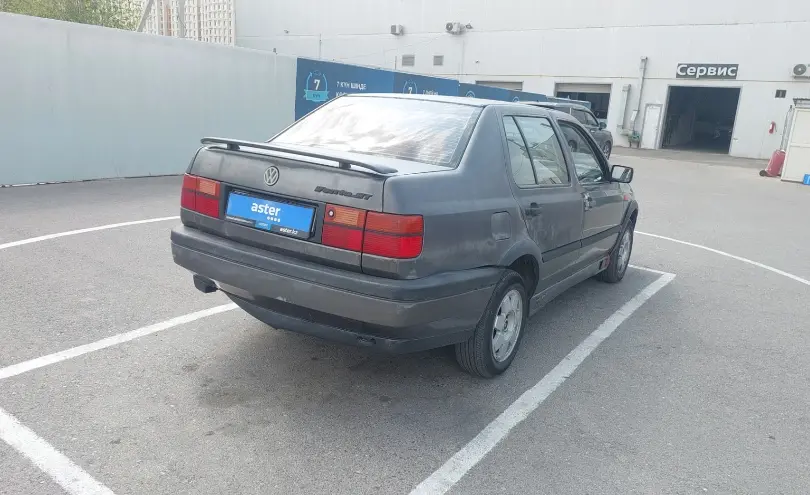 Volkswagen Vento 1993 года за 1 100 000 тг. в Шымкент фото 3