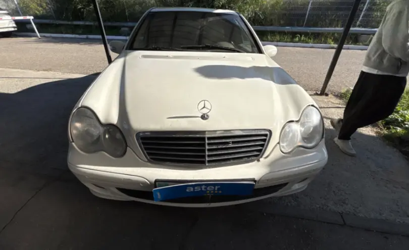 Mercedes-Benz C-Класс 2004 года за 3 500 000 тг. в Усть-Каменогорск фото 2
