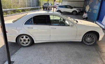 Mercedes-Benz C-Класс 2004 года за 3 500 000 тг. в Усть-Каменогорск фото 4
