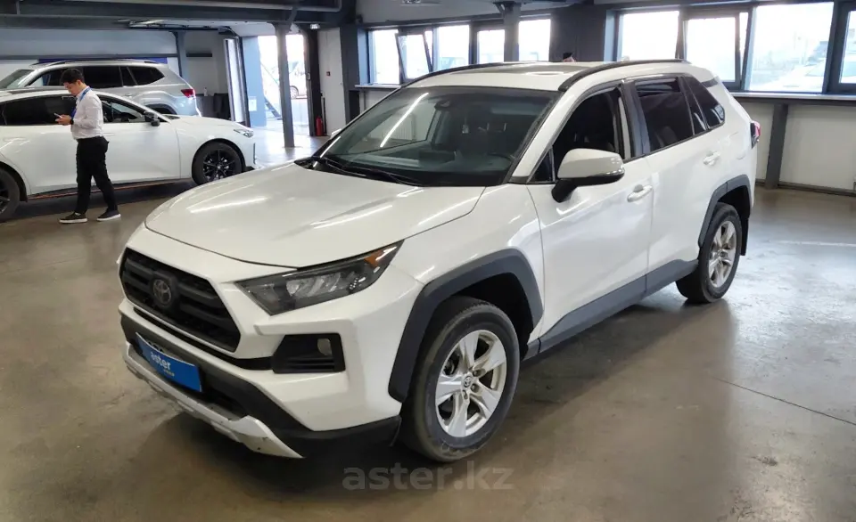 Toyota RAV4 2020 года за 14 000 000 тг. в Астана