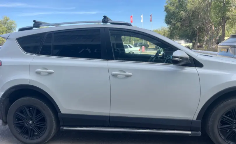 Toyota RAV4 2017 года за 10 800 000 тг. в Актобе фото 4