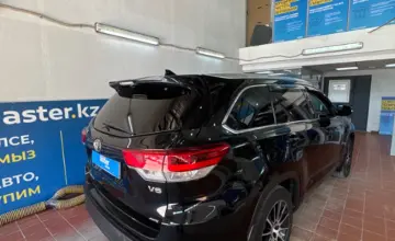 Toyota Highlander 2018 года за 17 000 000 тг. в Астана