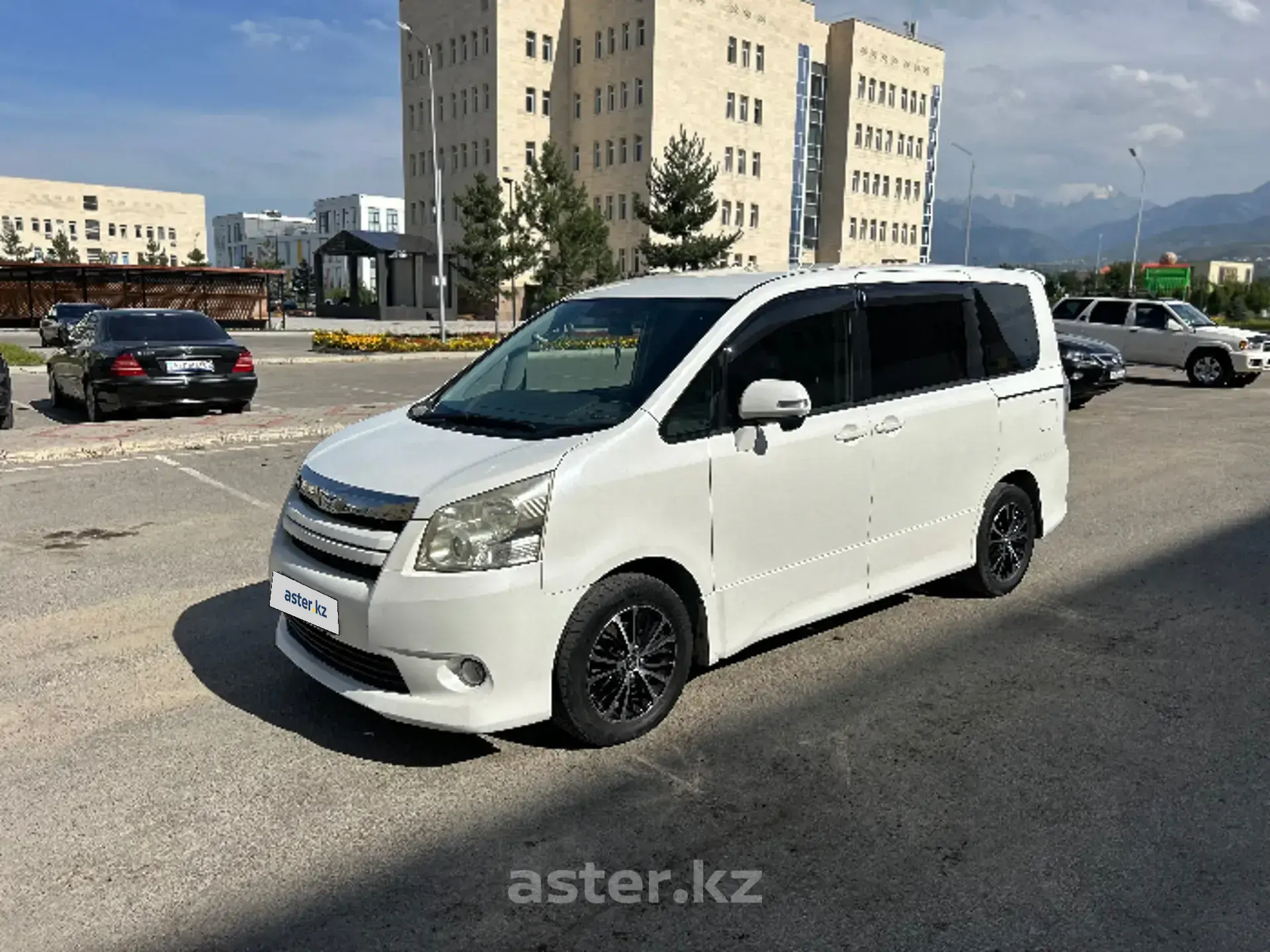 Toyota Noah 2008