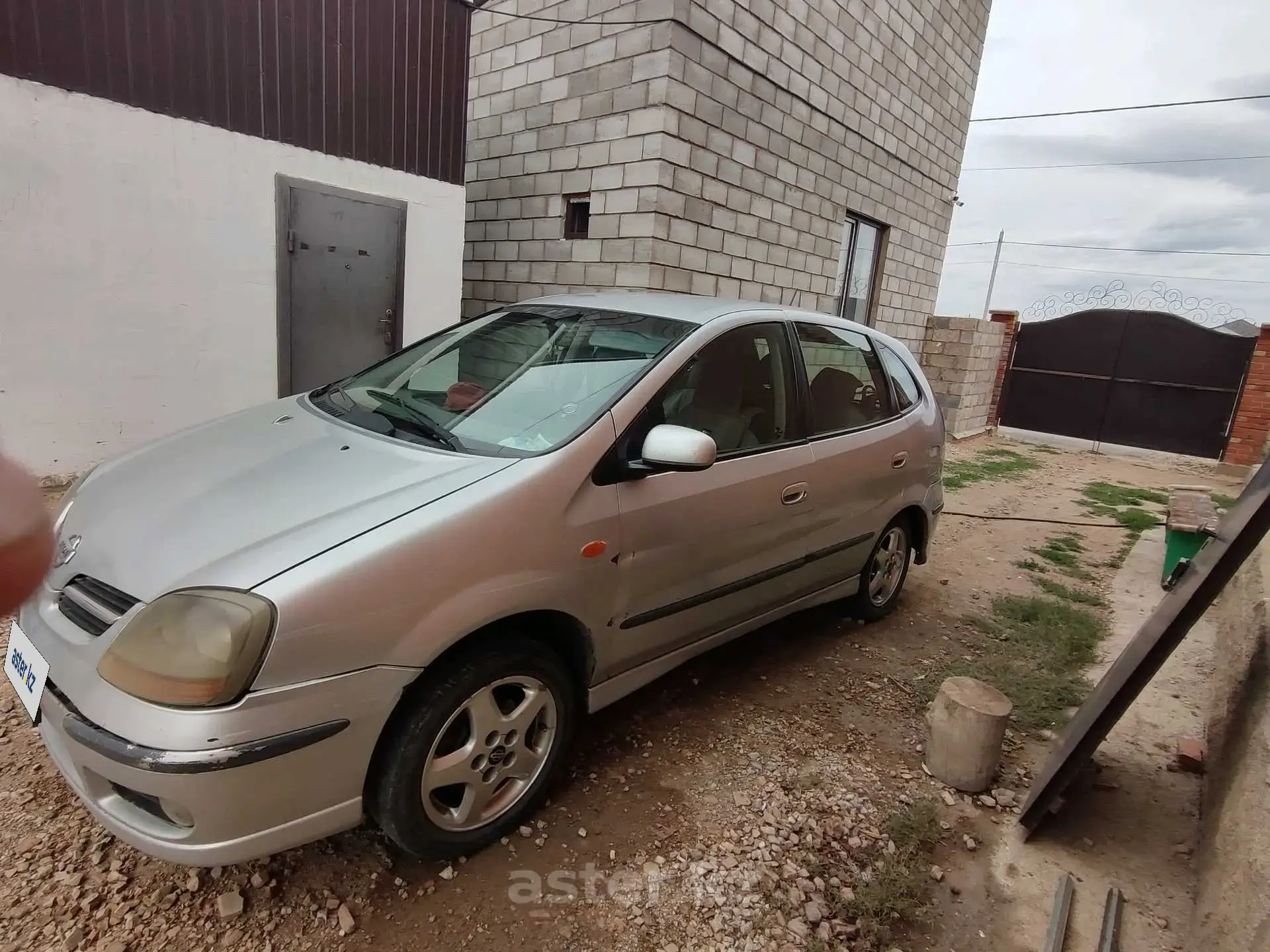 Nissan Almera Tino 2001