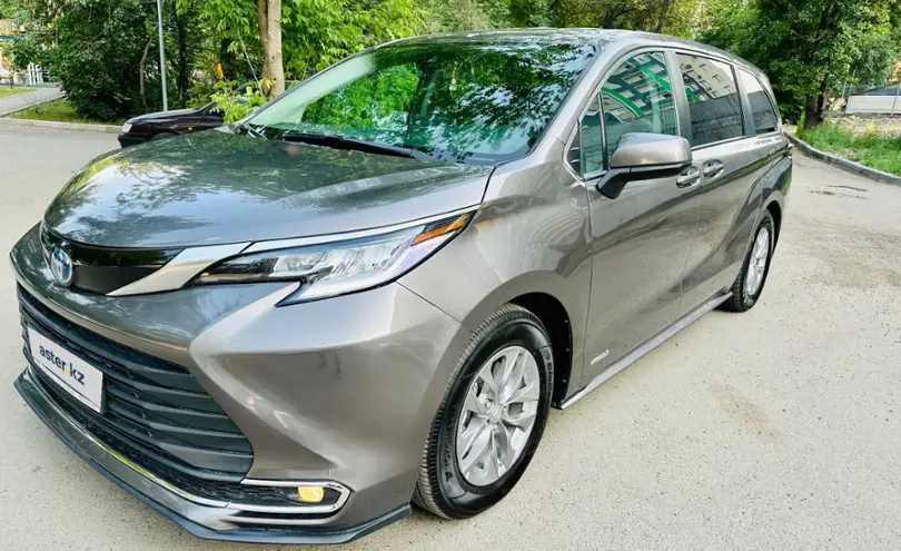 Toyota Sienna 2022 года за 23 700 000 тг. в Алматы