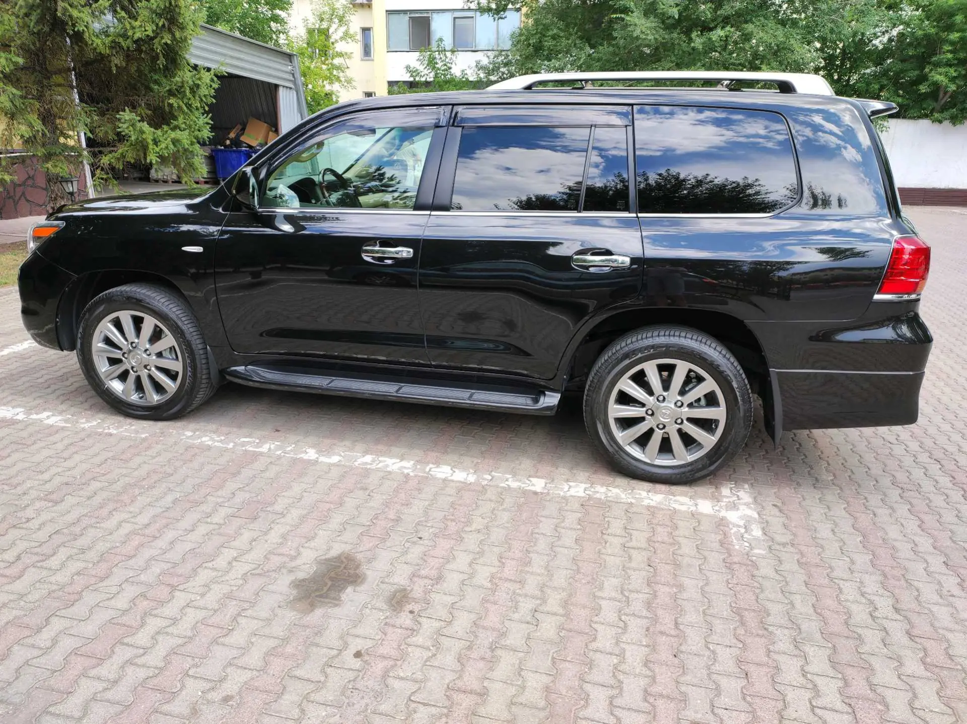 Lexus LX 2011