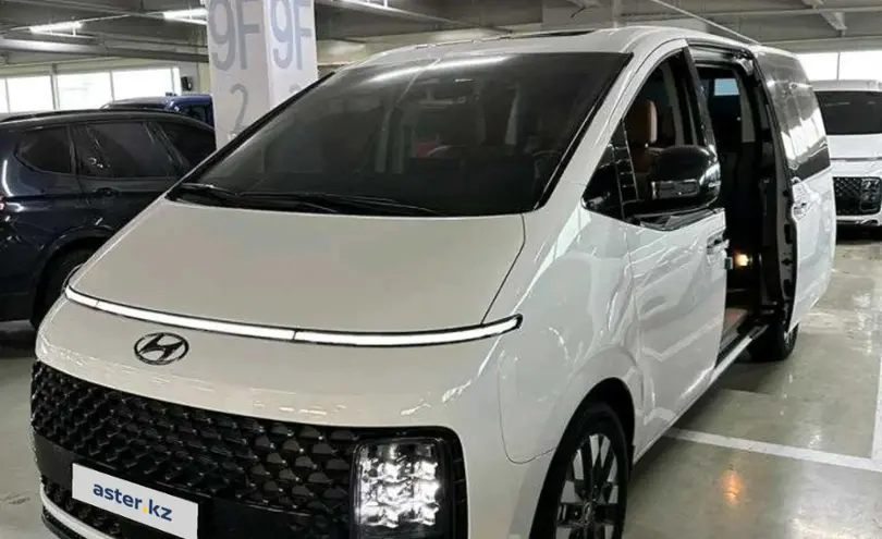Hyundai Staria 2023 года за 27 000 000 тг. в Астана