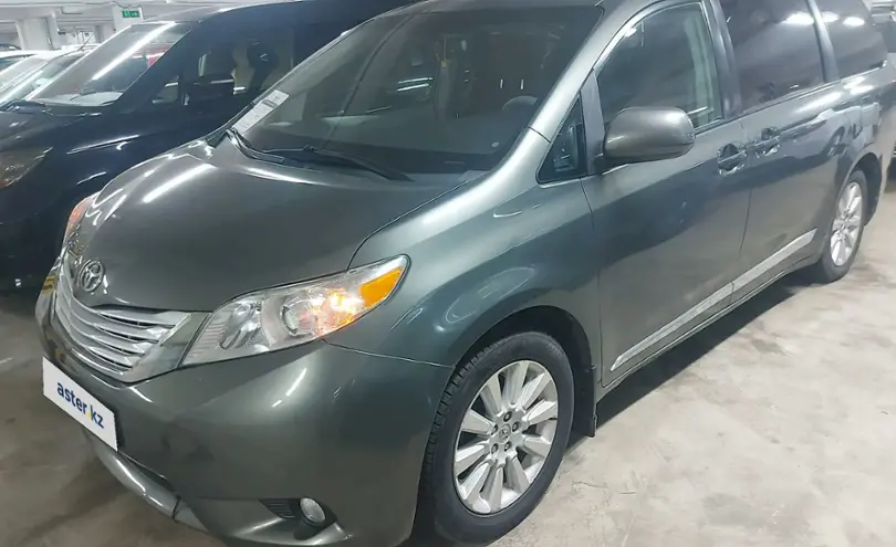 РњРёРЅРёРІСЌРЅ Toyota Sienna 2013