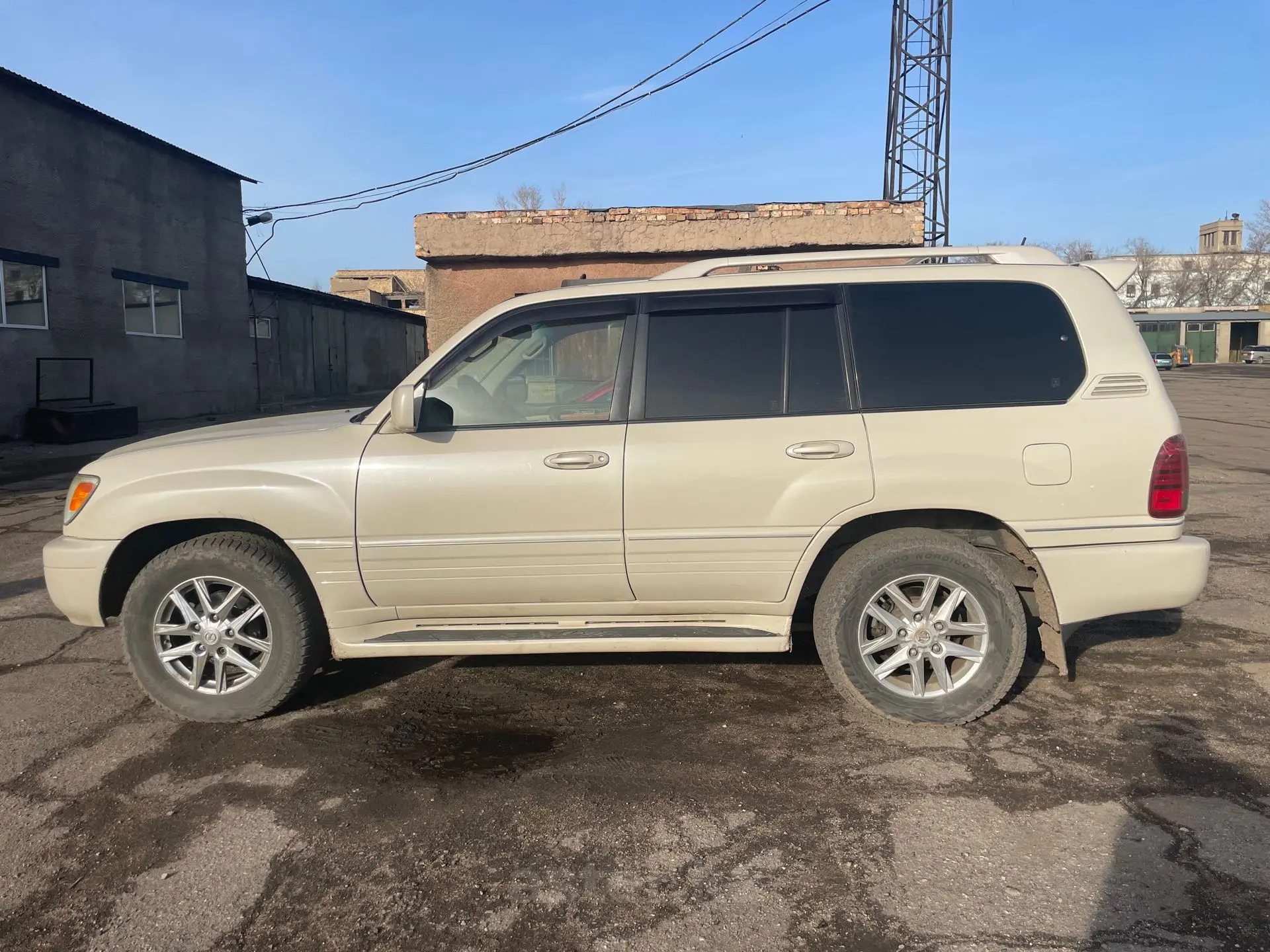 Lexus LX 2006