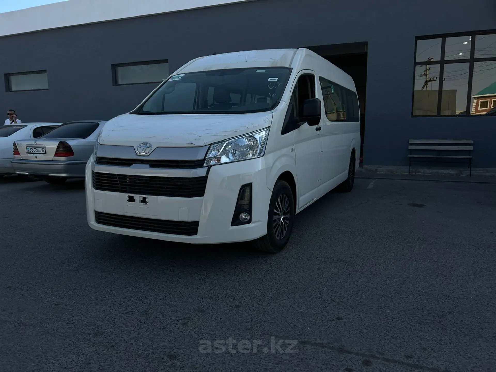 Toyota HiAce 2023