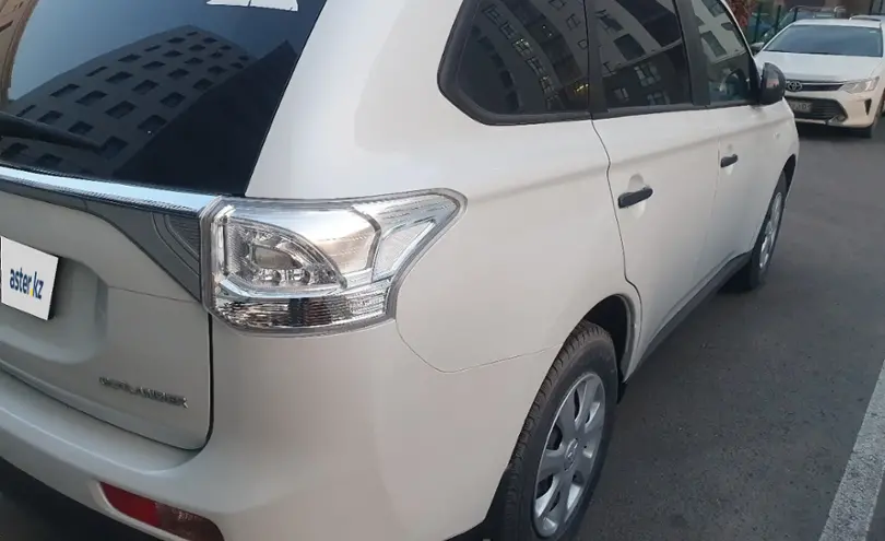 Mitsubishi Outlander 2014 года за 8 100 000 тг. в Астана фото 3