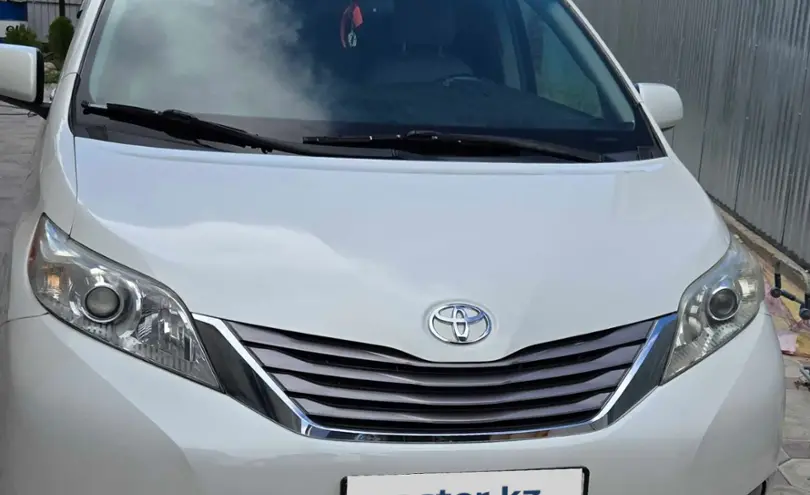 Toyota Sienna 2017 года за 14 300 000 тг. в Алматы