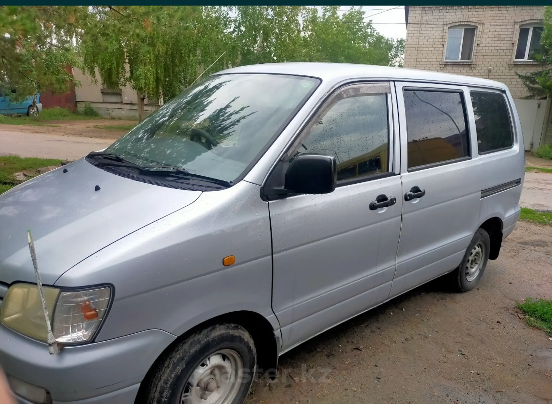 Toyota Noah 2001