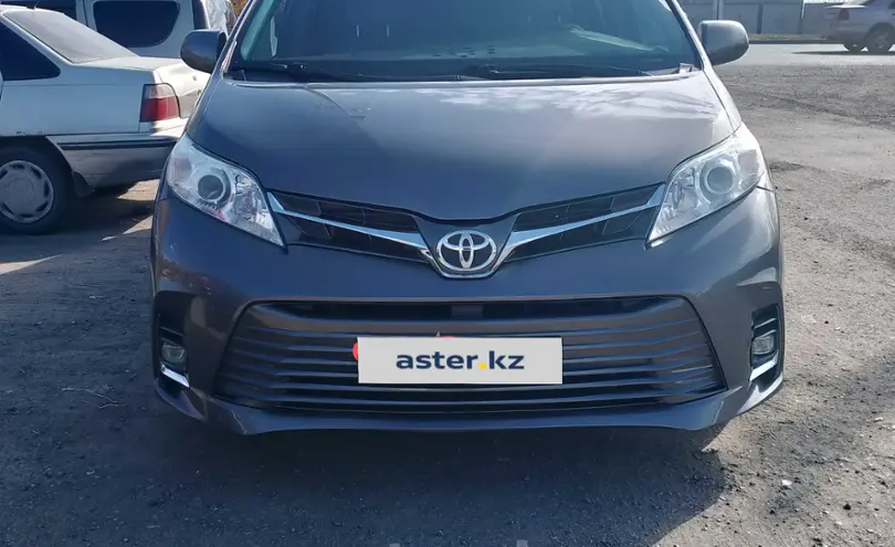 Toyota Sienna 2017 года за 15 500 000 тг. в Астана