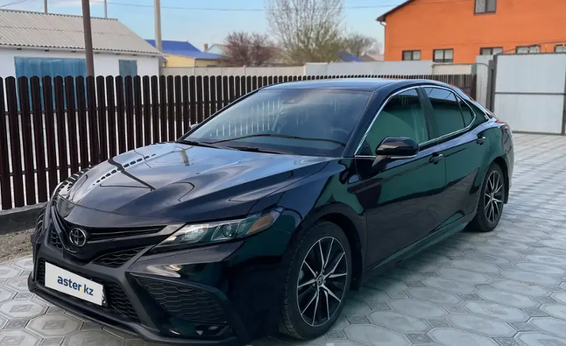 Toyota Camry 2022 года за 13 900 000 тг. в Атырауская область