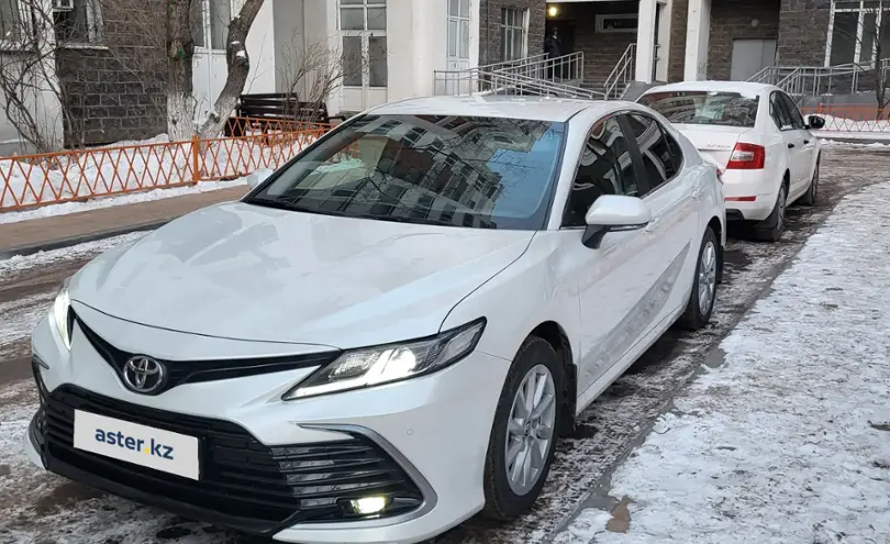 Toyota Camry 2021 года за 12 900 000 тг. в Астана