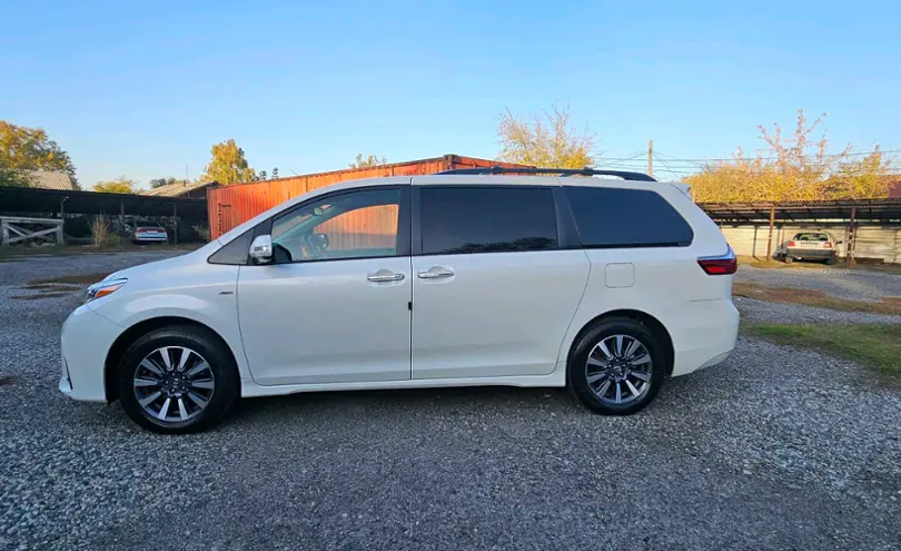 Toyota Sienna 2019 года за 20 000 000 тг. в Алматы