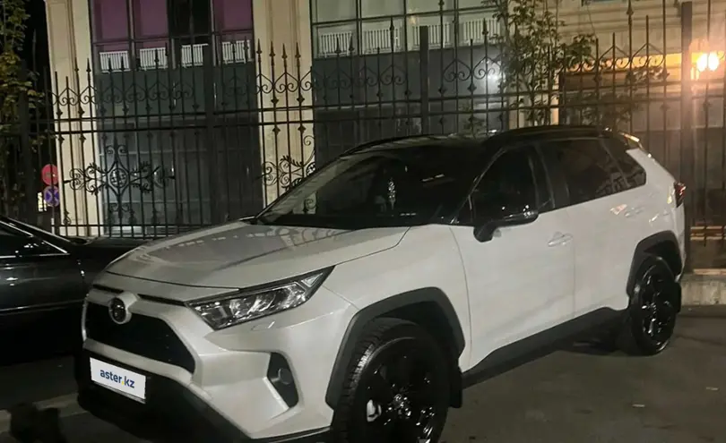 Toyota RAV4 2021 года за 16 850 000 тг. в Алматы