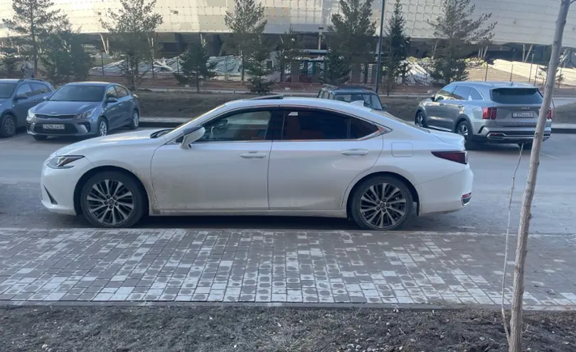 Lexus ES 2018 года за 17 000 000 тг. в Астана