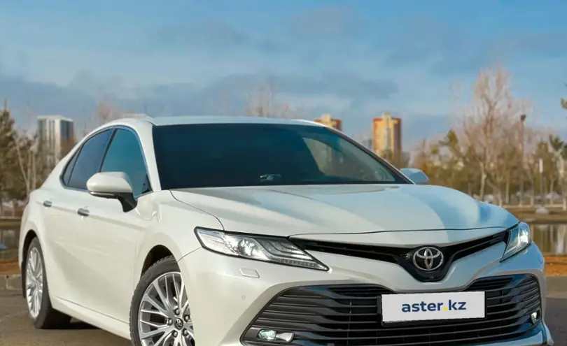 Toyota Camry 2019 года за 17 100 000 тг. в Астана