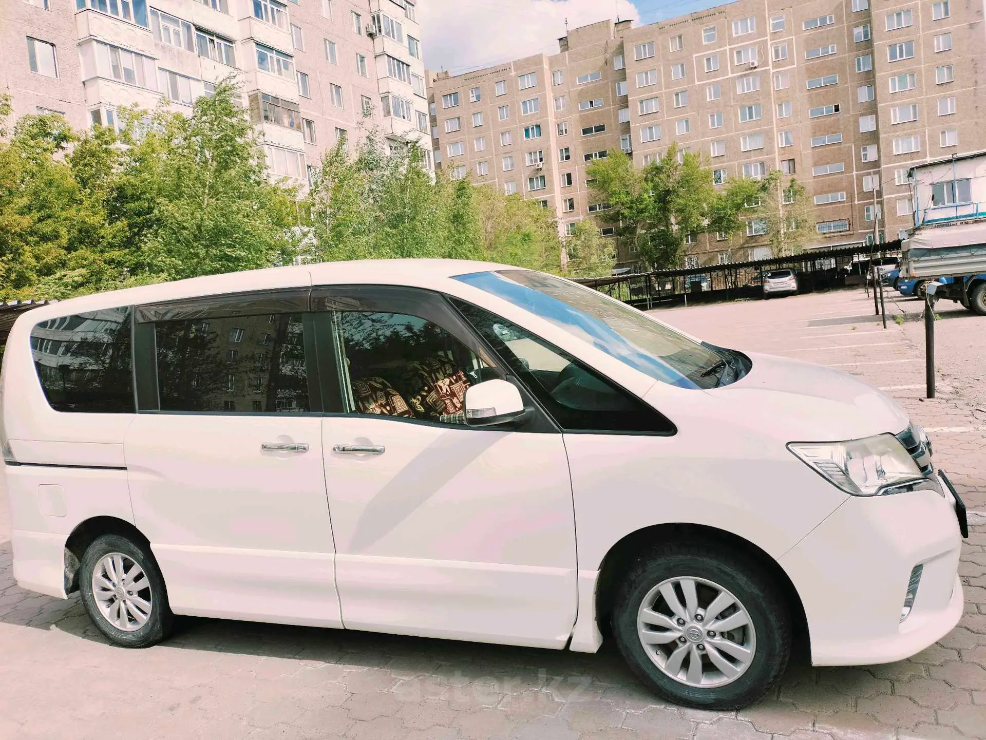 Nissan Serena 2012