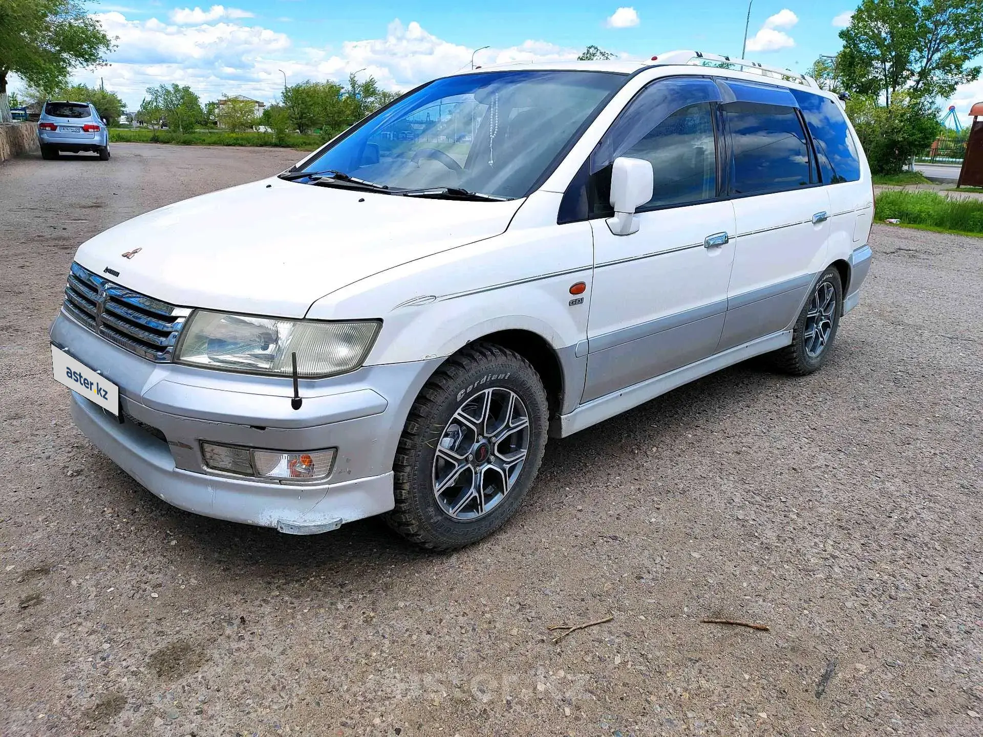 Mitsubishi Chariot 1999