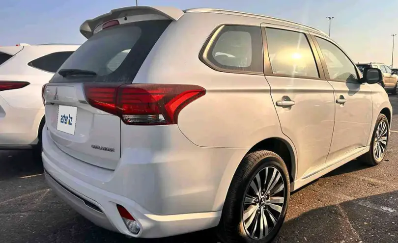 Mitsubishi Outlander 2022 года за 14 990 000 тг. в Астана фото 3