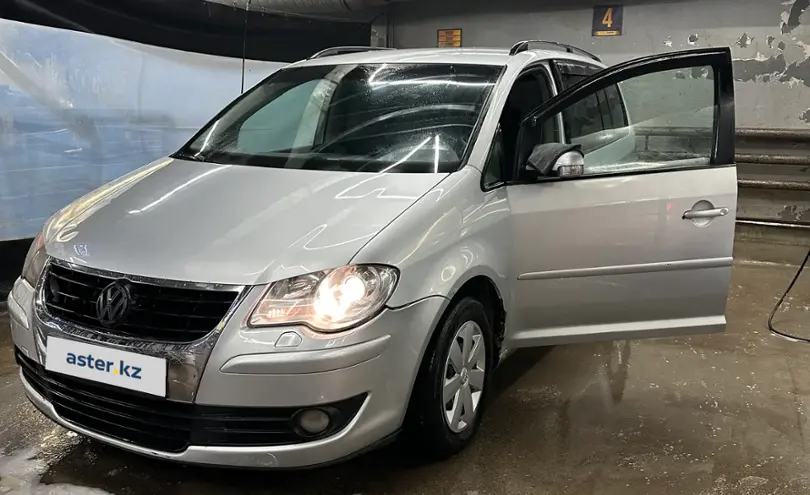 Volkswagen Touran 2008 года за 2 500 000 тг. в Астана