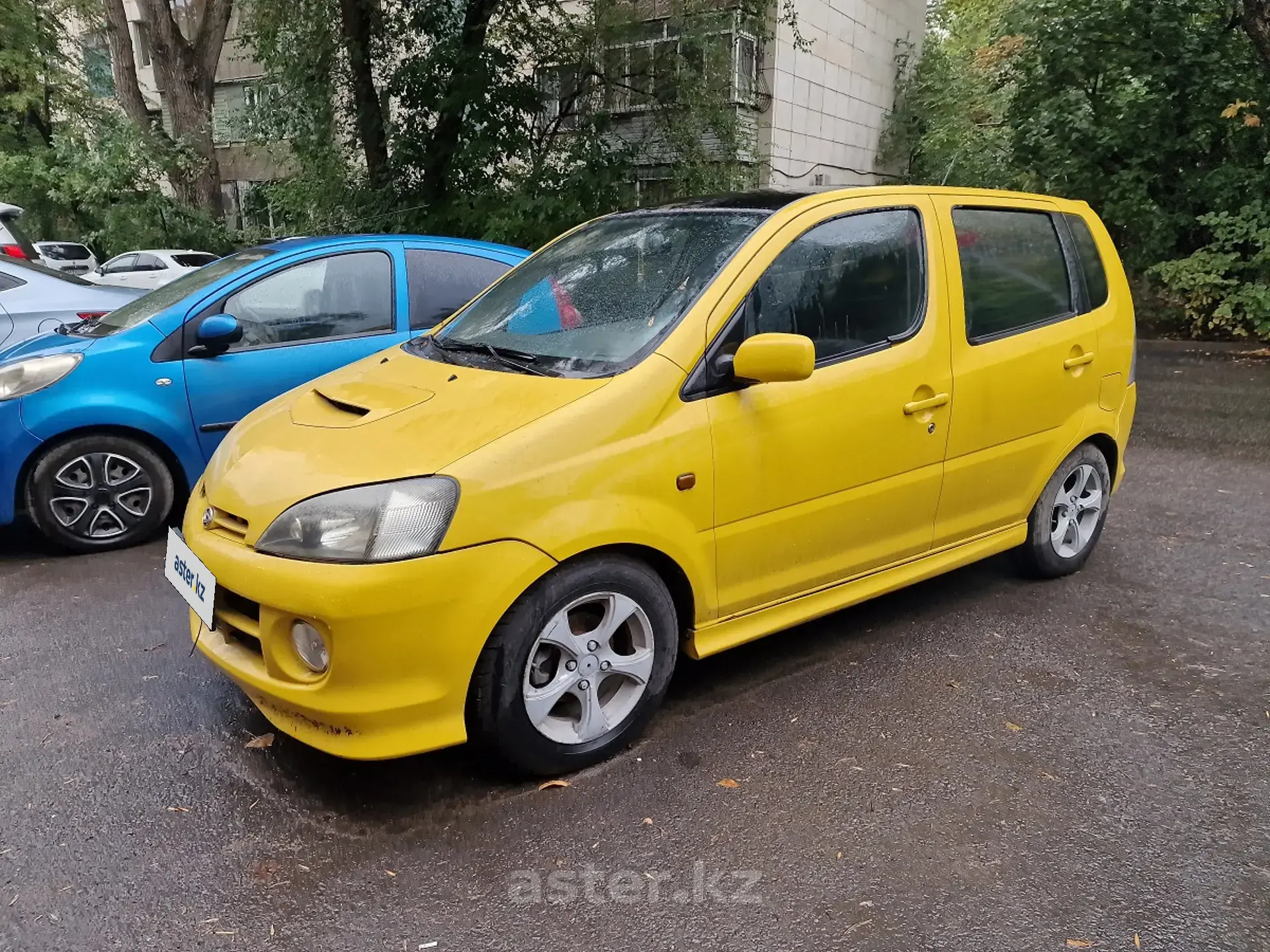 Daihatsu YRV 2002