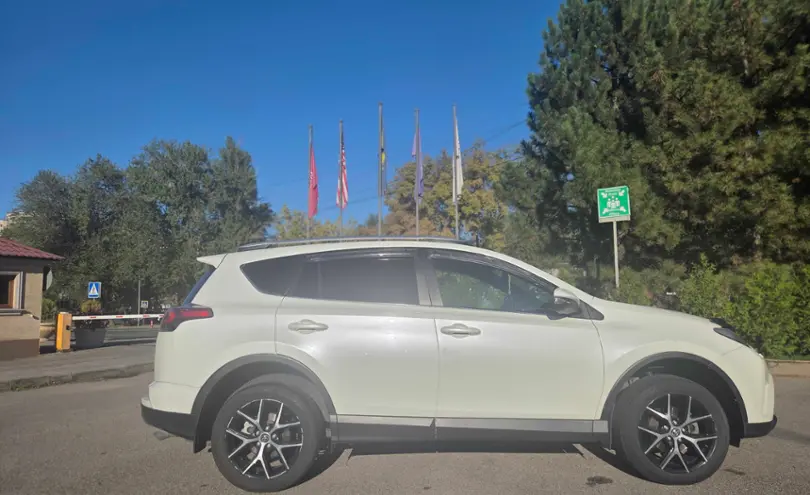Toyota RAV4 2018 года за 15 000 000 тг. в Алматы фото 4