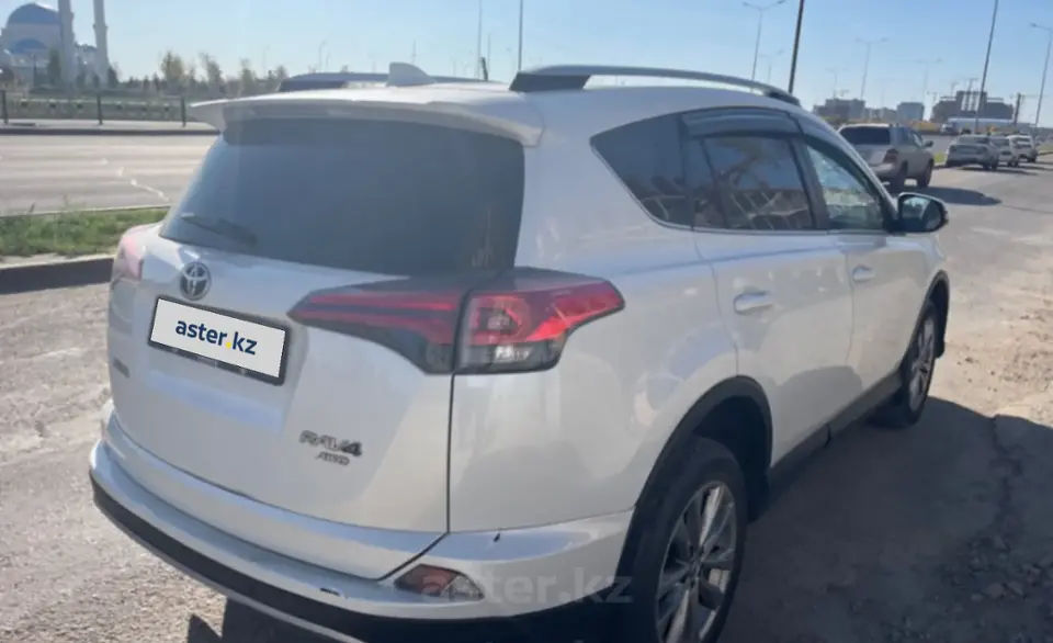 Toyota RAV4 2018 года за 13 000 000 тг. в Астана