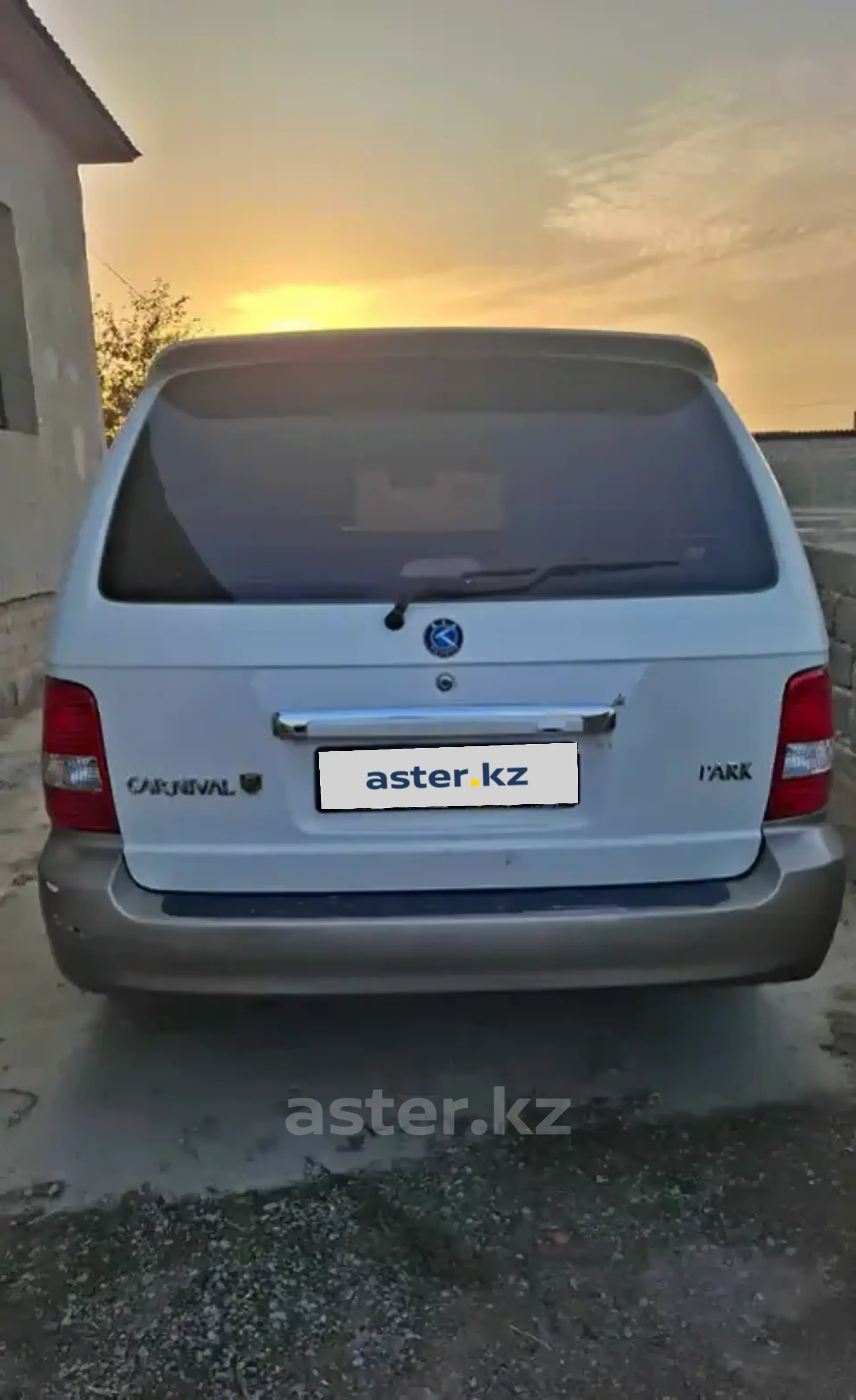 Kia Carnival 2003 года за 4 000 000 тг. в Шымкент фото 2