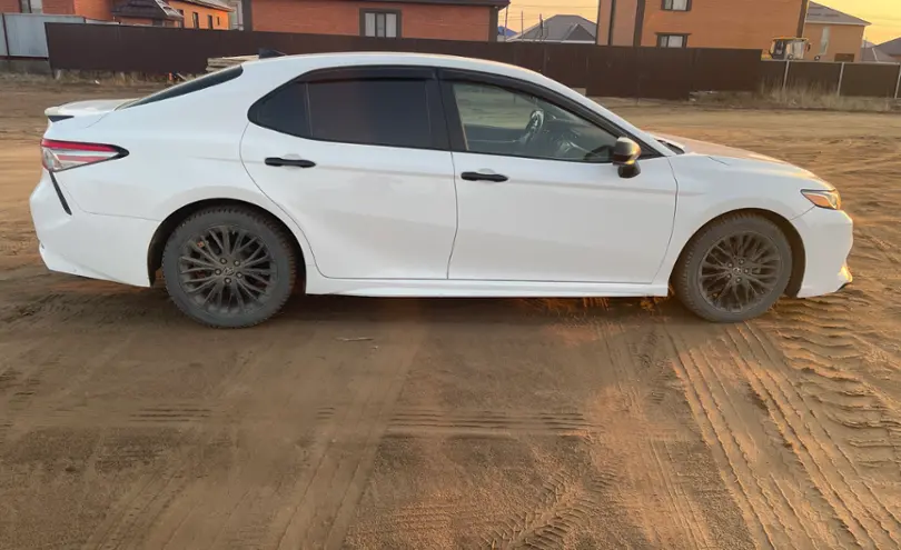 Toyota Camry 2019 года за 12 650 000 тг. в Актобе фото 2