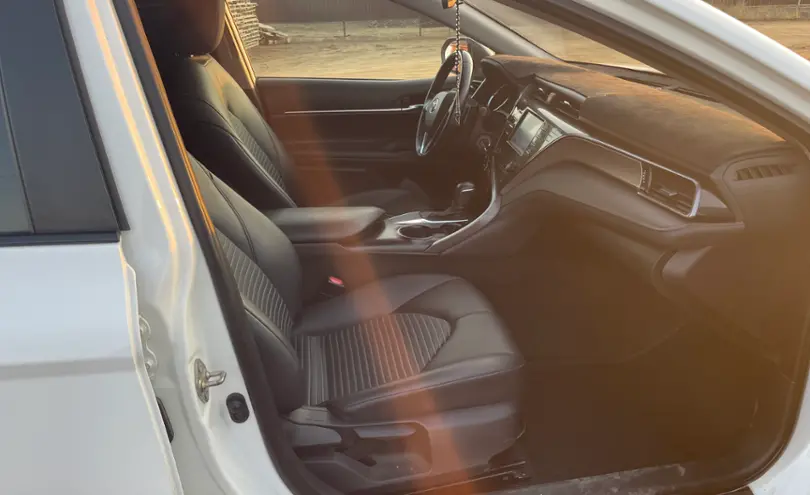 Toyota Camry 2019 года за 12 650 000 тг. в Актобе