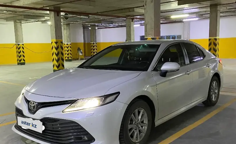 Toyota Camry 2019 года за 13 800 000 тг. в Астана