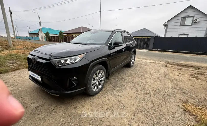 Toyota RAV4 2021 года за 14 500 000 тг. в Атырау