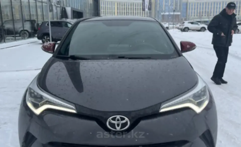 Toyota C-HR 2018 года за 9 000 000 тг. в Астана фото 2