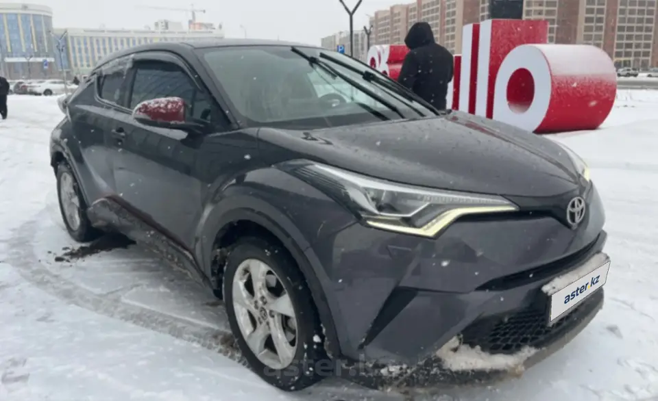 Toyota C-HR 2018 года за 9 000 000 тг. в Астана фото 3
