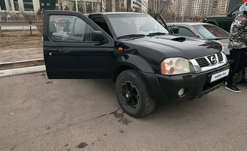 Nissan NP300 2010 года за 4 000 000 тг. в Астана
