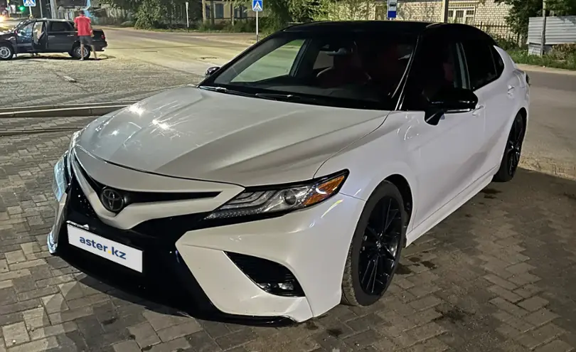 Toyota Camry 2019 года за 12 500 000 тг. в Семей