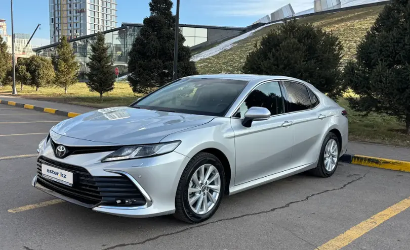 Toyota Camry 2023 года за 17 500 000 тг. в Астана