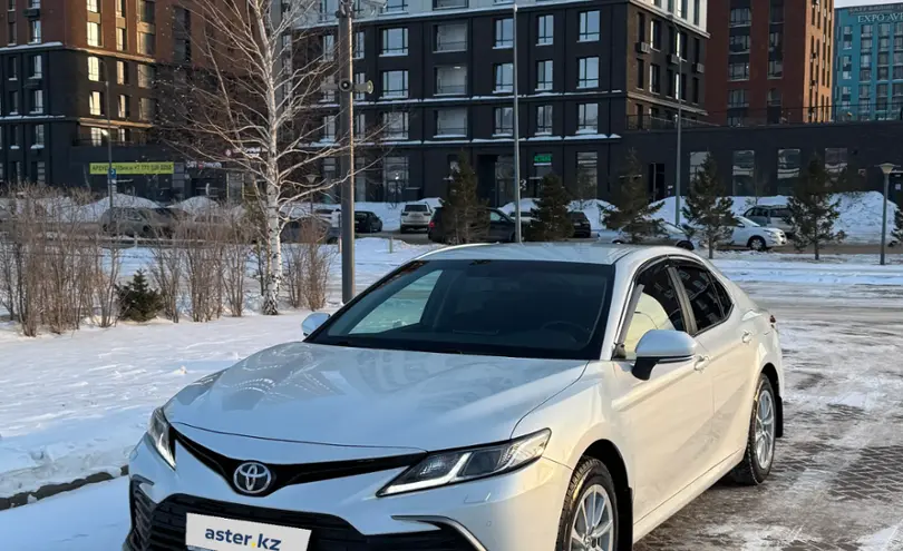 Toyota Camry 2021 года за 13 900 000 тг. в Астана