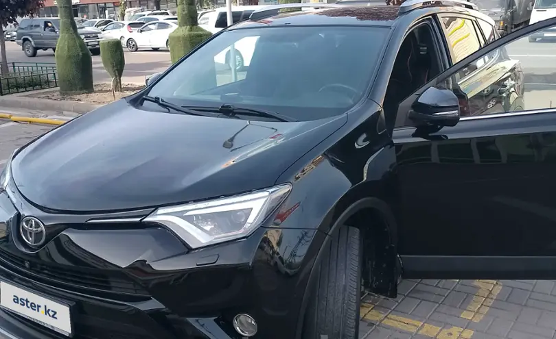 Toyota RAV4 2018 года за 13 300 000 тг. в Алматы